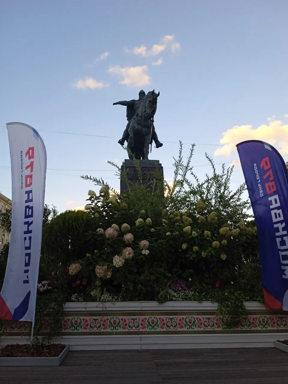 🎊 День рождения Москвы уже отгремел, но соседи продолжают присылать фото украшений)) А...