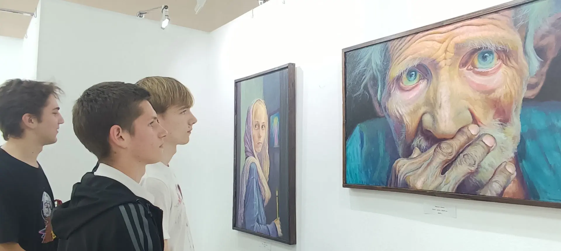 🎨 Студенты групп ТГ-12 и ОИ-11 отделения туризма и сферы услуг Ейского полипрофильного колледжа в со