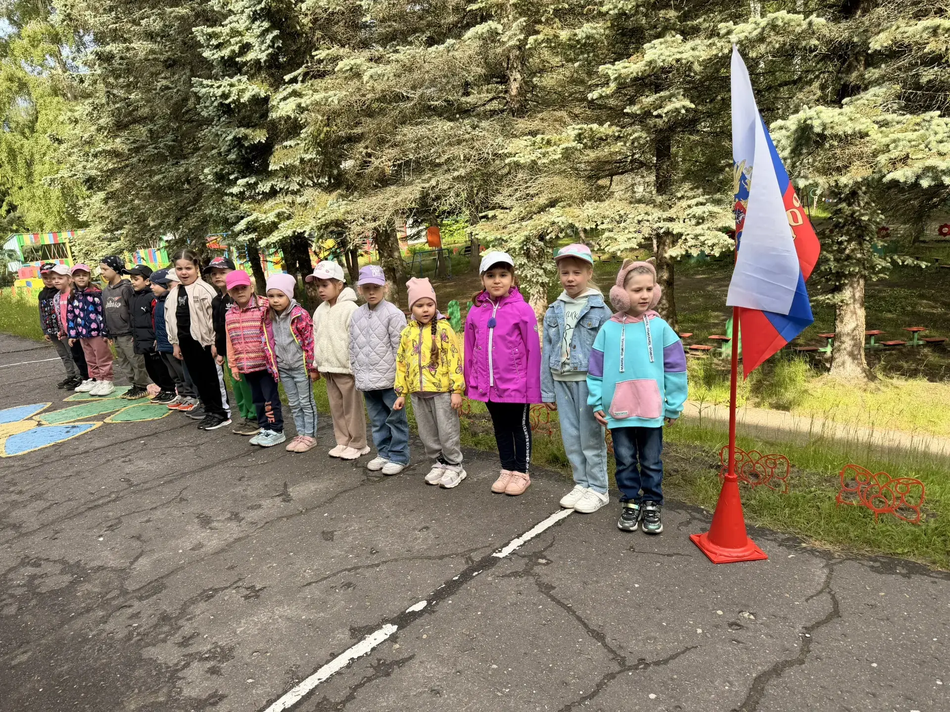 Сегодня, как и в каждый понедельник, мы собрались вместе на нашем утреннем построении, ...