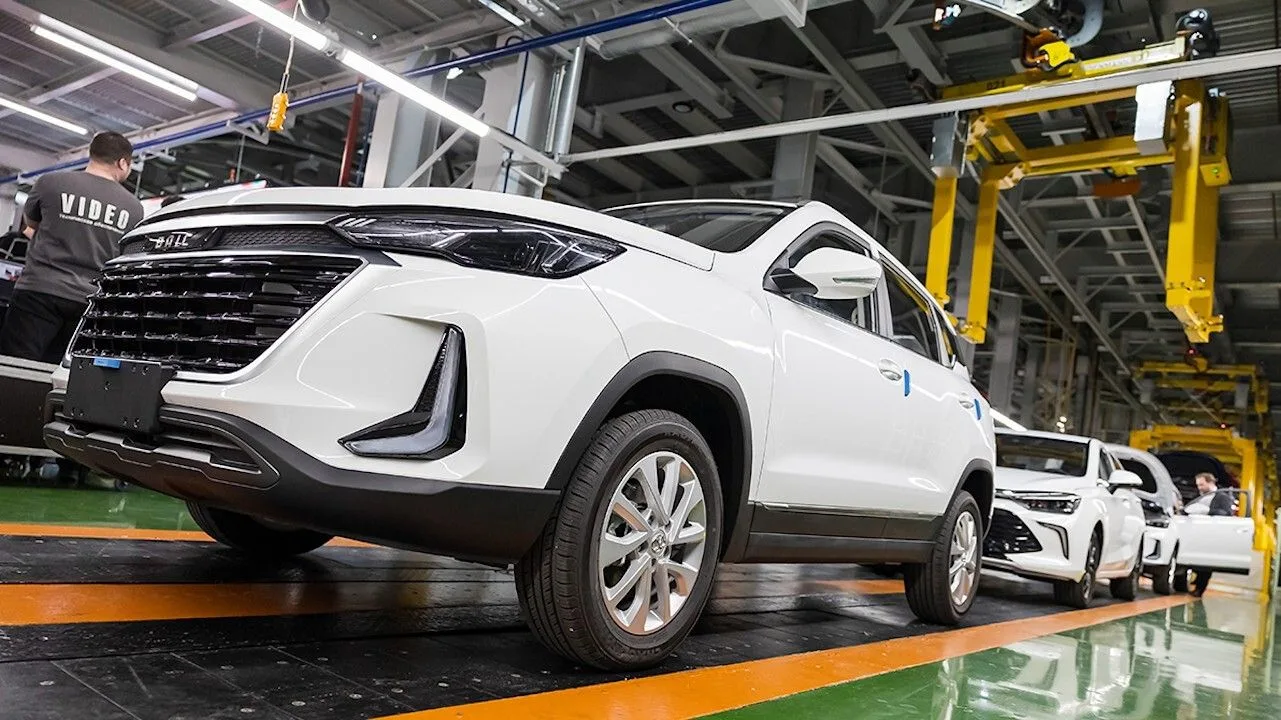 🚗🔥 КИТАЙСКИЕ АВТО РОССИЙСКОЙ СБОРКИ РВУТ РЫНОК — +40% ЗА ПОЛГОДА
Российский автопром меняется прям