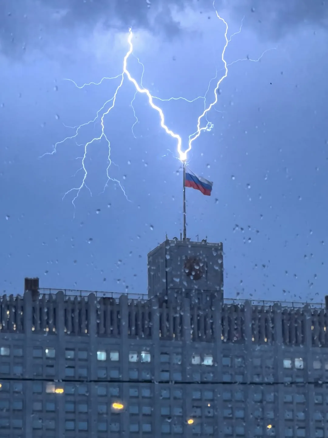 ⛈️ Невероятные фотографии сегодняшней грозы в Москве.

Фото: otmoroznik