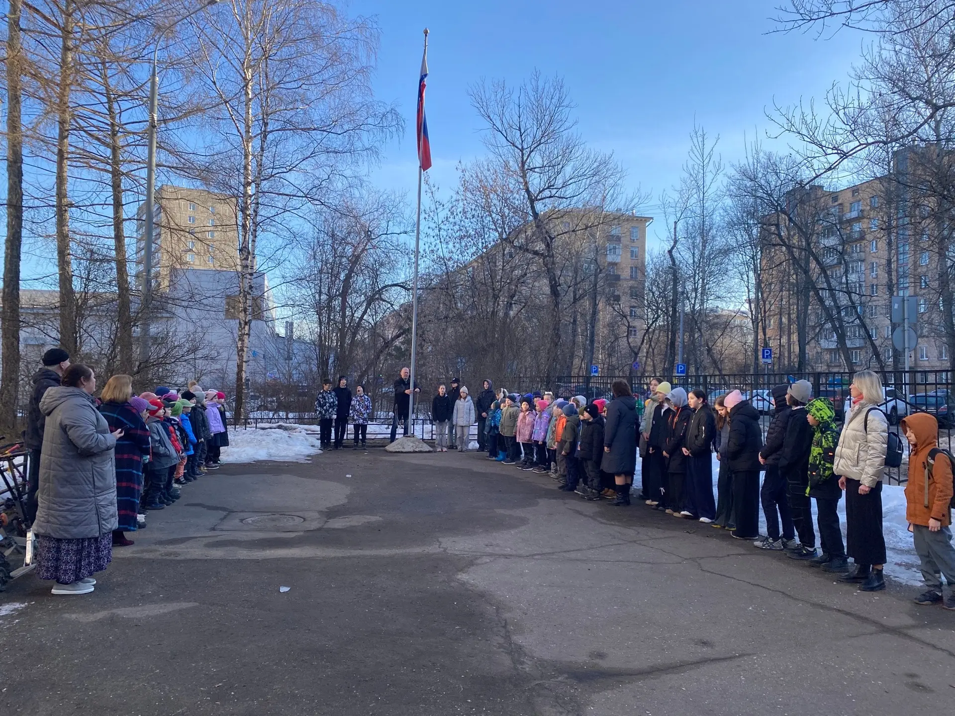 🇷🇺Утро понедельника в нашей школе начинается с традиций — торжественной линейки, церемонии поднятия 