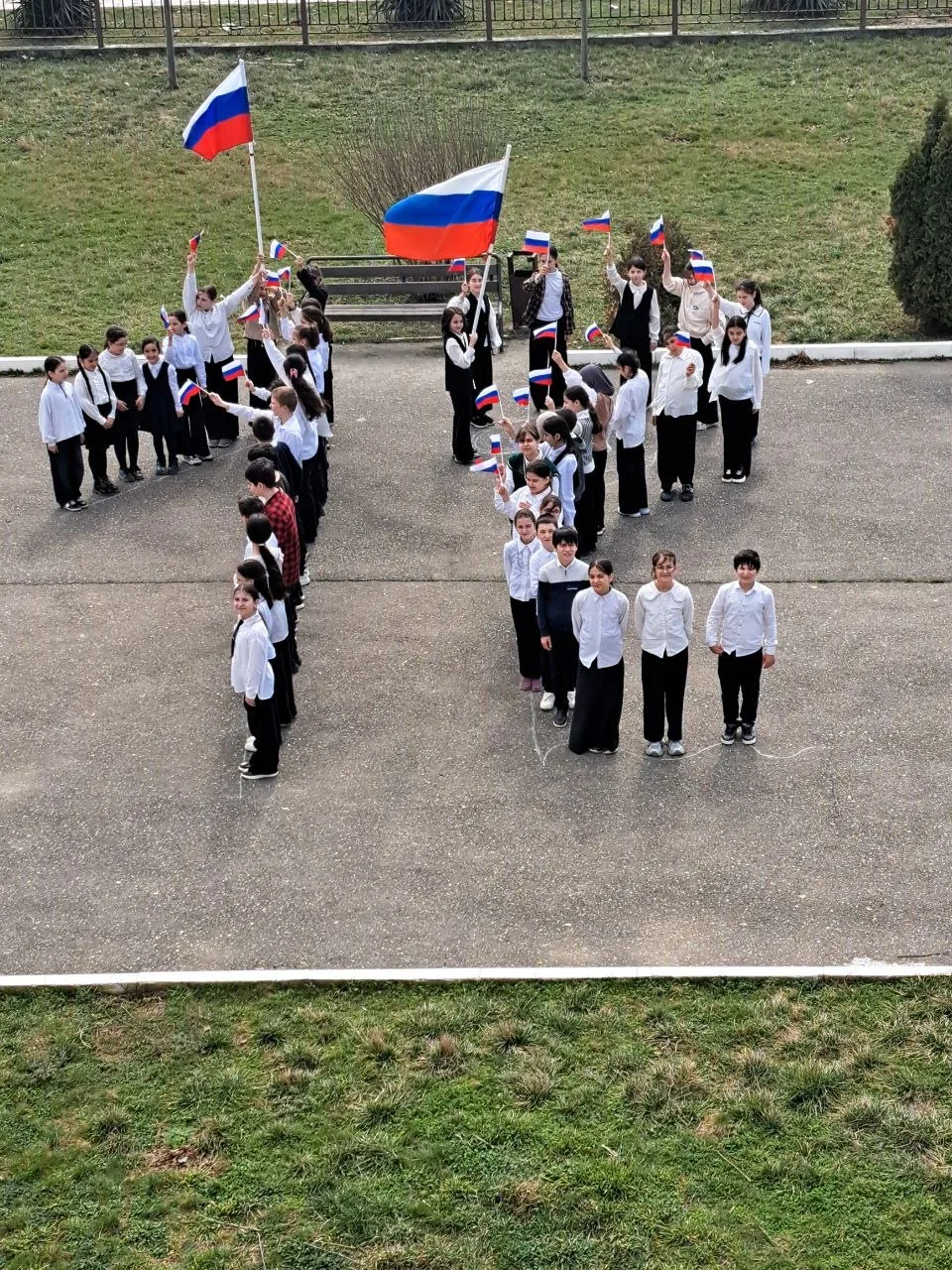 «12 лет вместе»: в школах Новолакского района прошли патриотические флешмобы  В образовательных учре