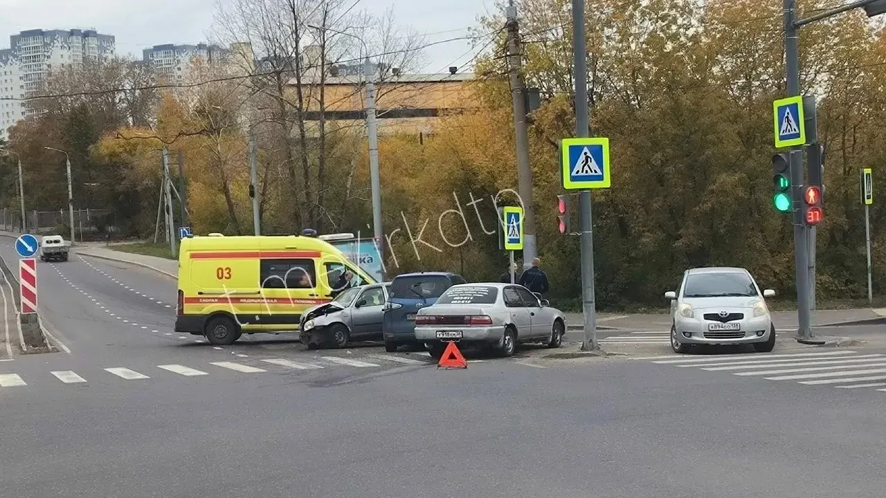 В Иркутске недоброе утро. Несколько машин столкнулись у БУМа.