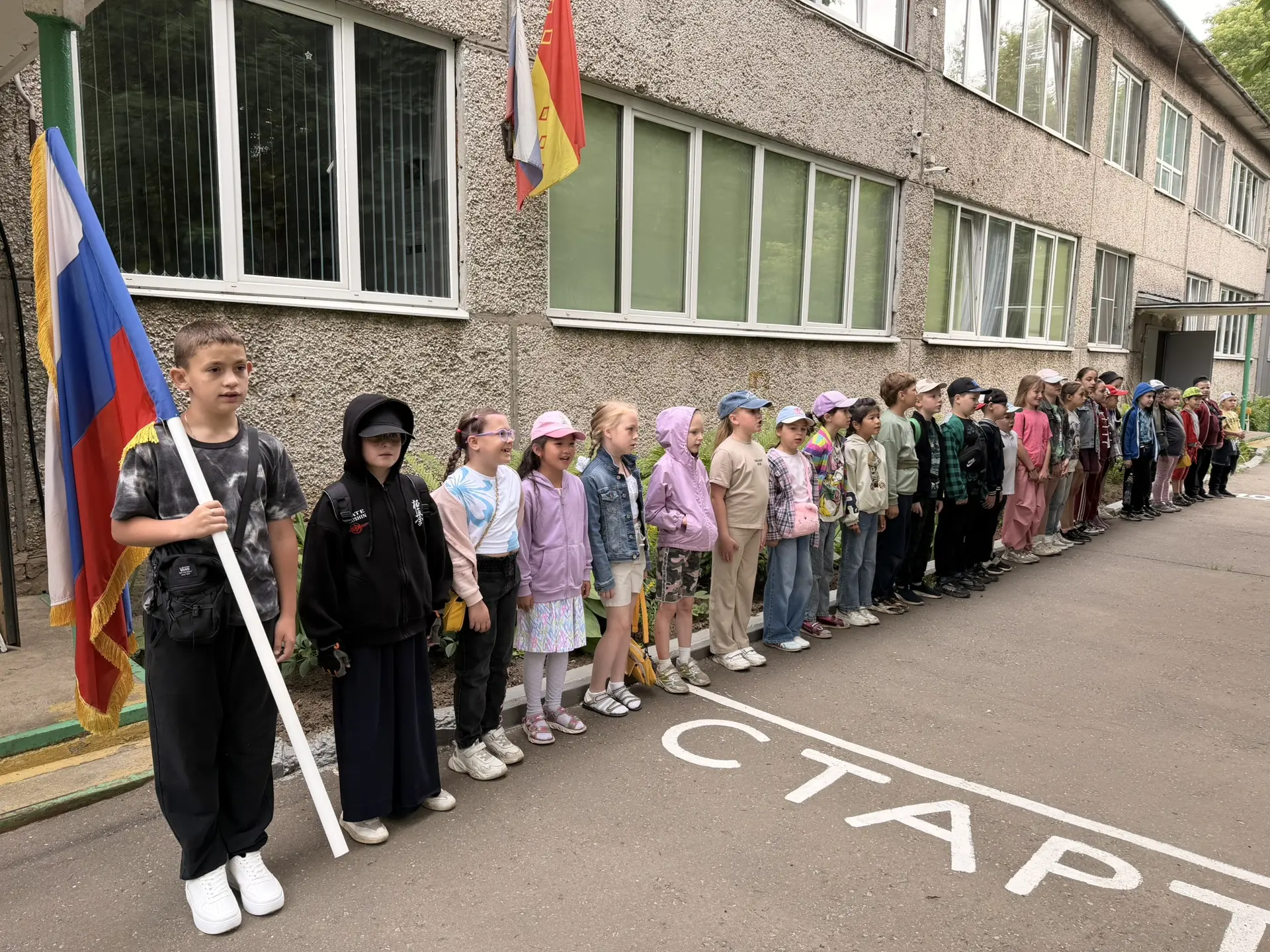 Утро 29.06.26 г. в пришкольном лагере «Алый парус» ЦО 8 началось, как всегда, торжественно — с линей
