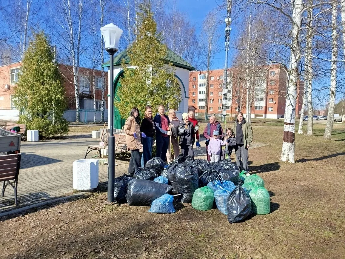 🌿 Добрые дела — вместе!  Воспитанники подготовительных групп вместе с педагогами и родителями принял