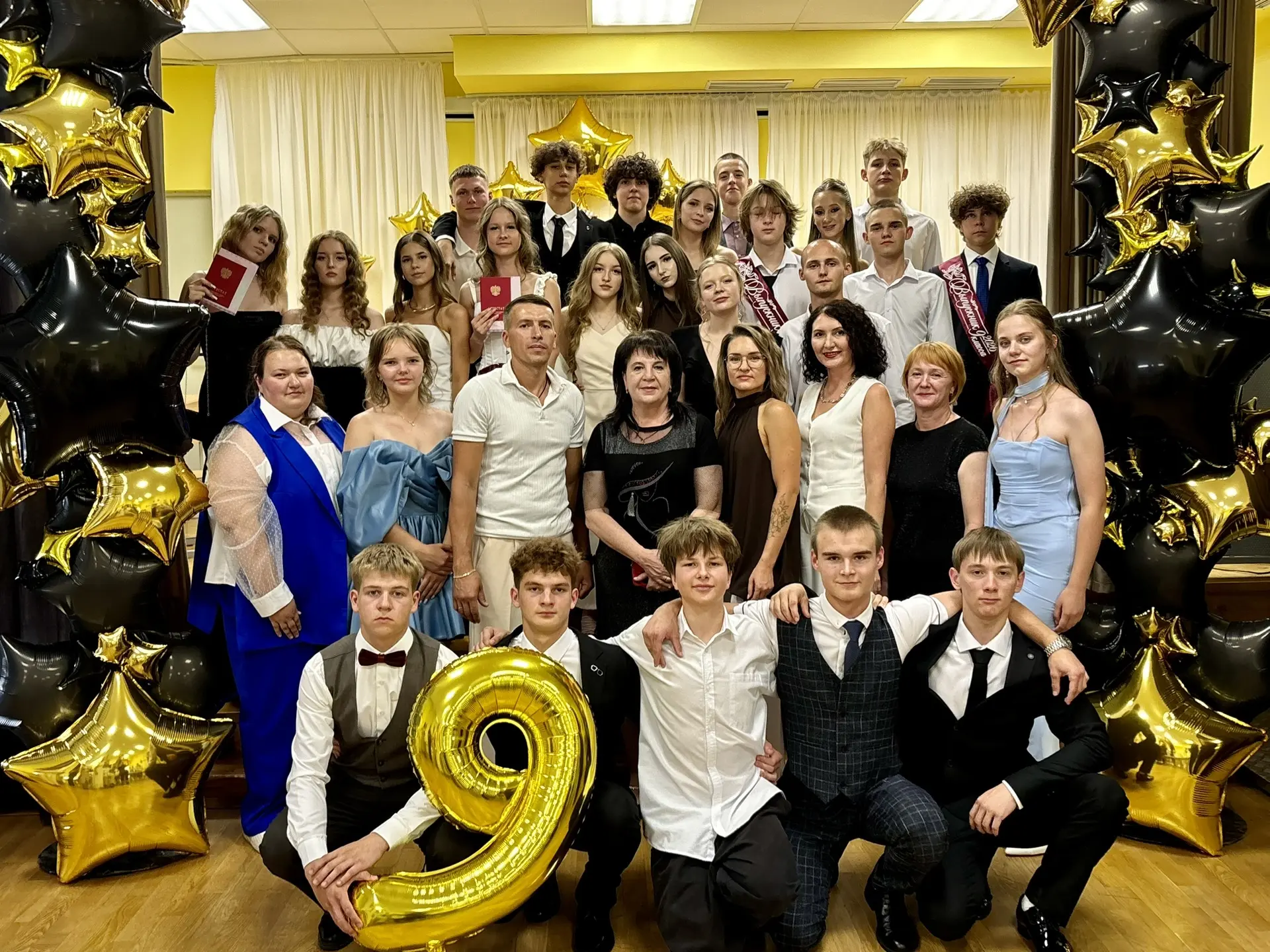 Выпускной вечер🎓✨

Для наших девятиклассников наступил особенный день — позади девять лет учебы, пе