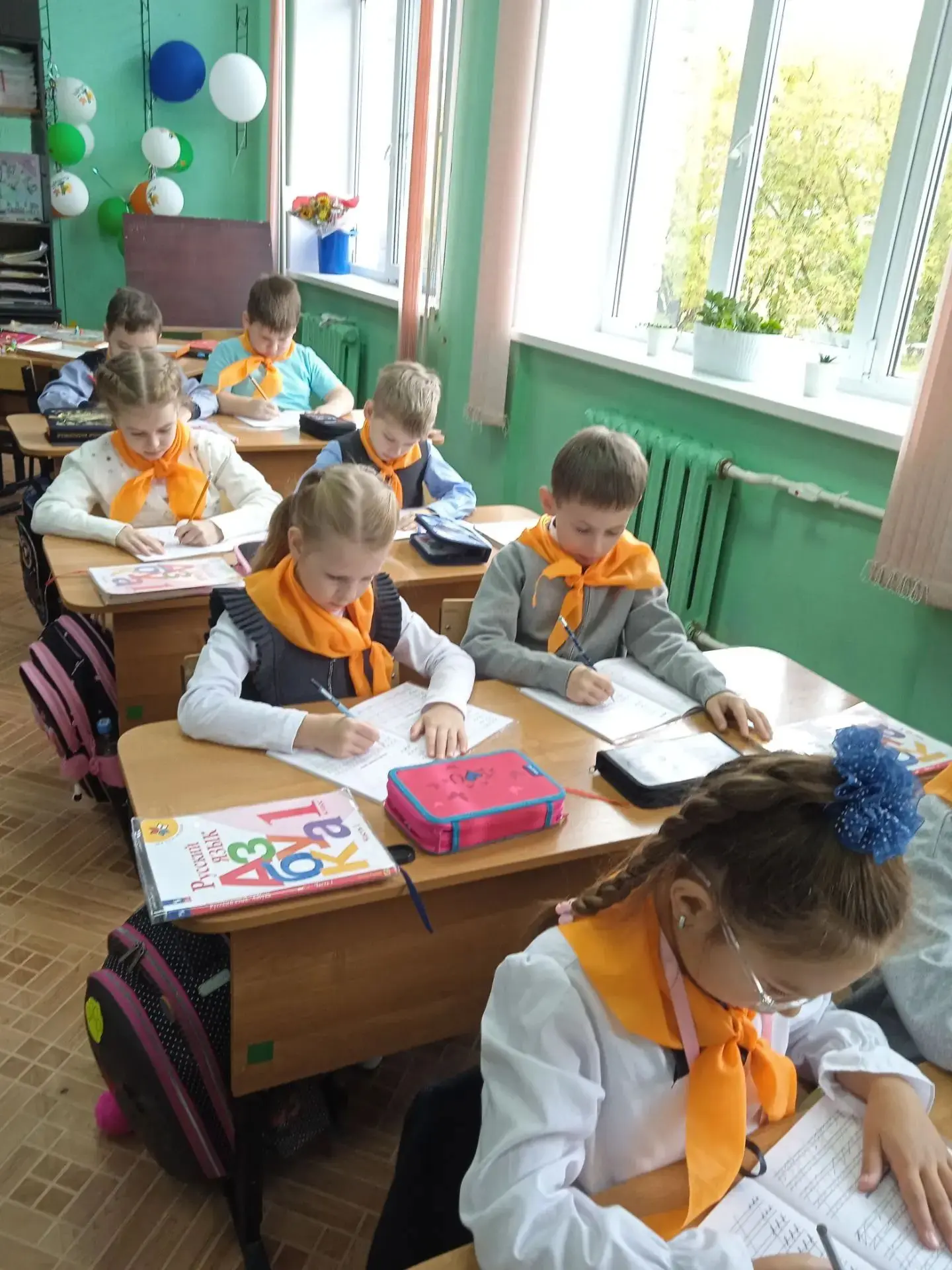 Уже целых две недели  в школе! Наши первоклашки потихоньку осваиваются: знают, где пере...