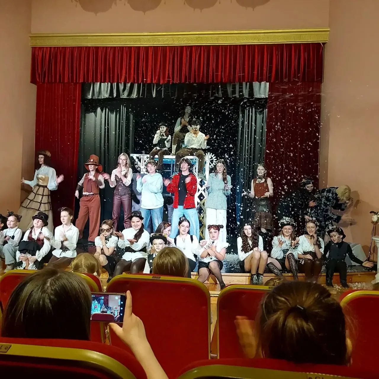 Магия на сцене: наши впечатления от «Часодеев»!

Сегодня у нас был по-настоящему волшебный день. Мы 