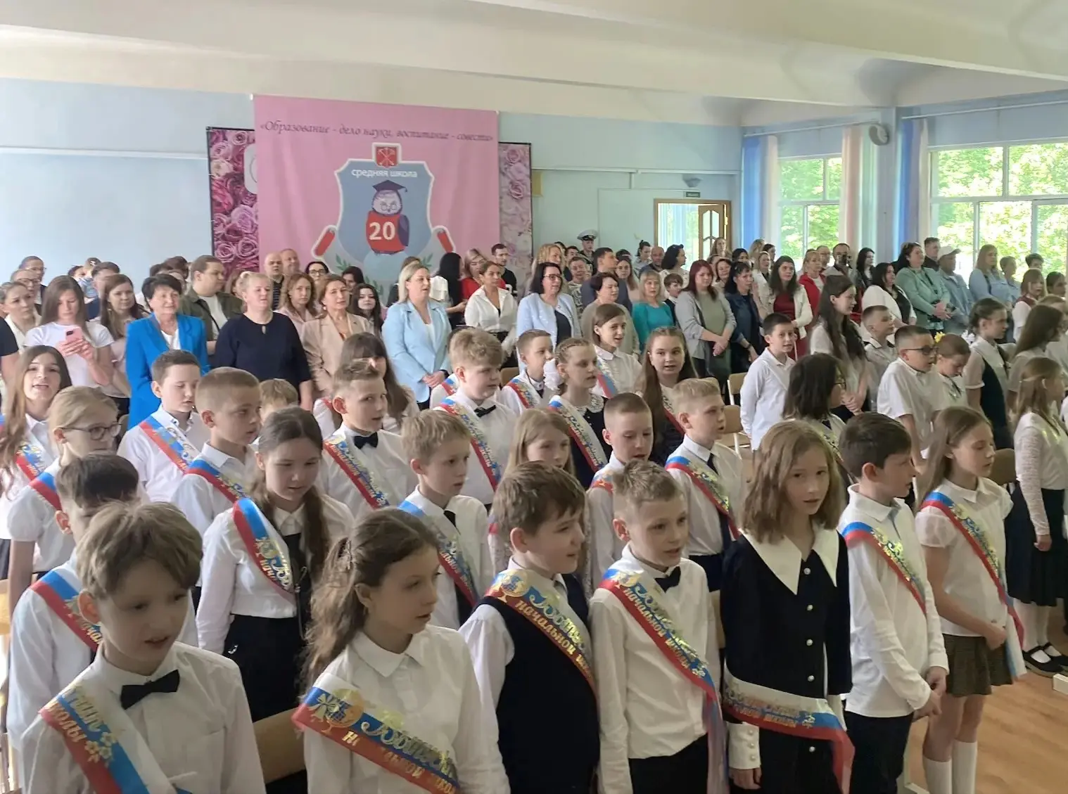 Позади 4 класса — впереди большая жизнь! 🎓  На этой неделе у наших четвероклассников прошёл трогател