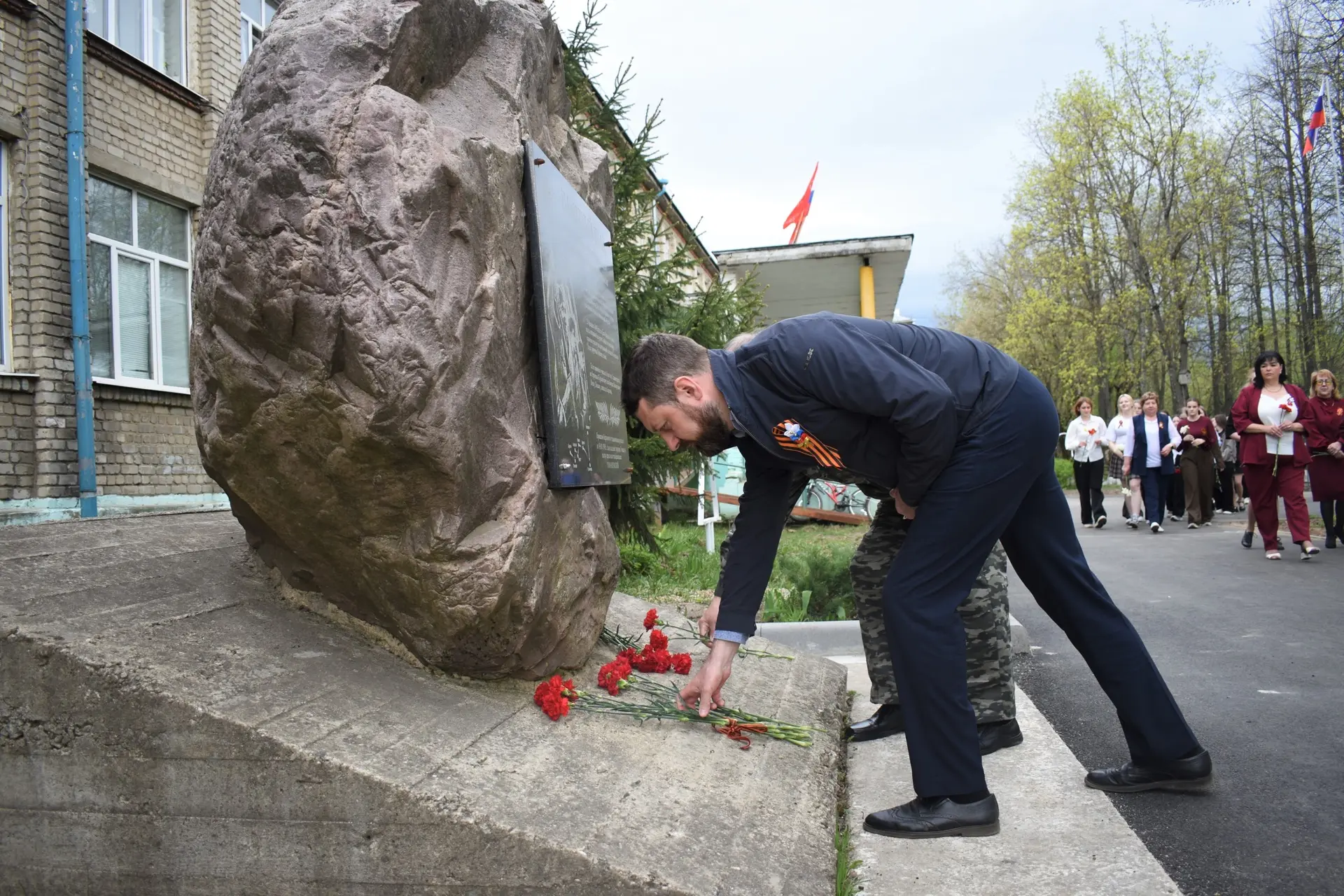 Они сражались за нас... 🙏  7 мая ученики и учителя нашей школы присутствовали на митинге.⚔️🏫  27 мил
