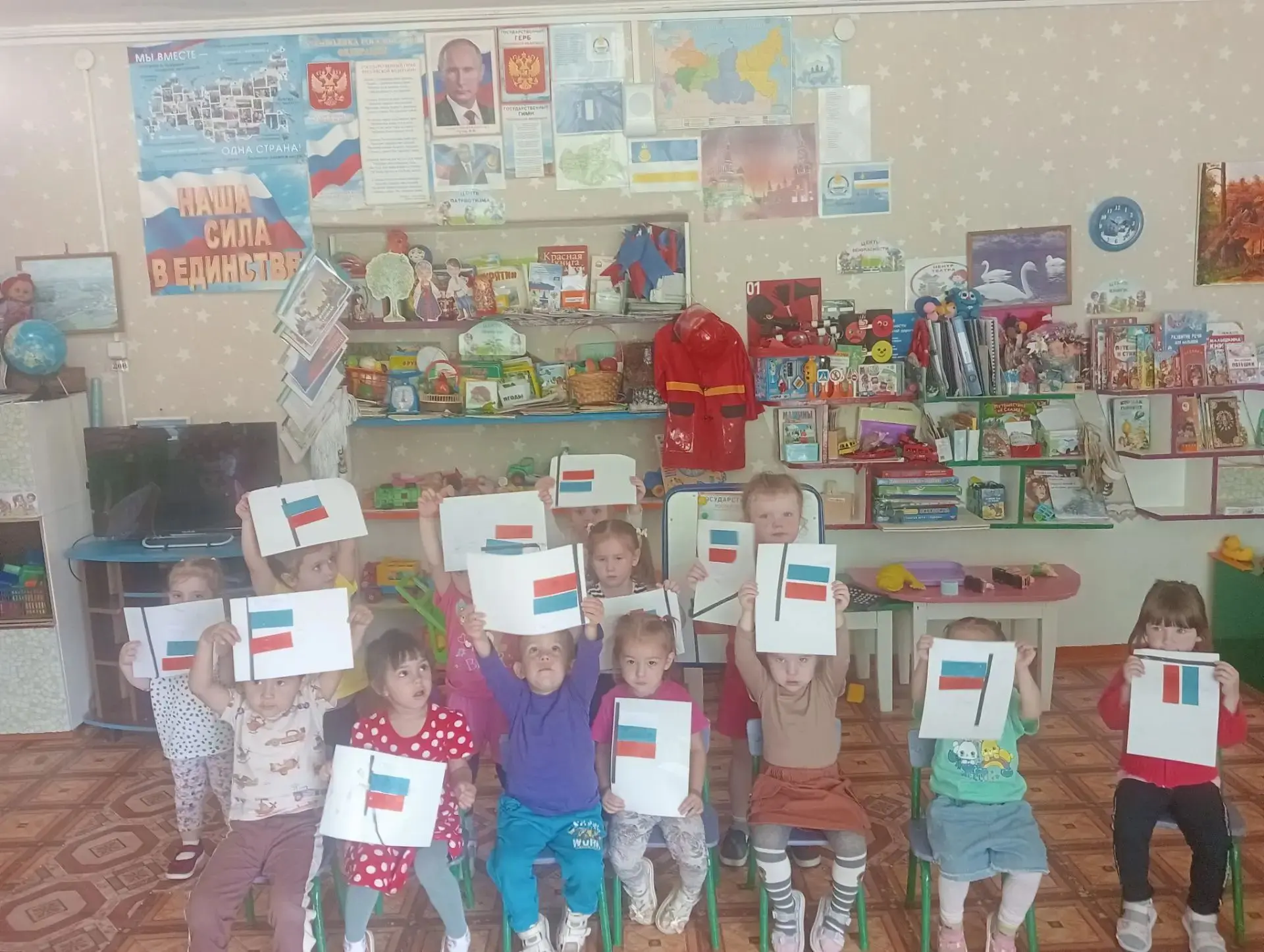 В рамках тематического дня ко Дню Российского флага, воспитанники второй младшей группы...