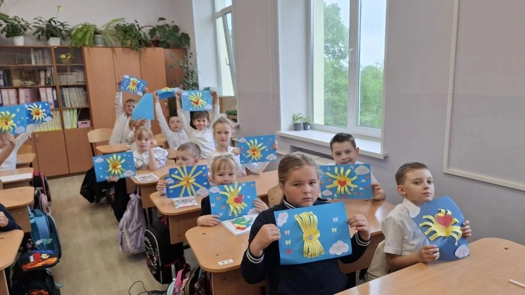 🌞Сегодня ученики 1 "А" класса провели увлекательный классный час на тему "Здравствуй, лето красное, 