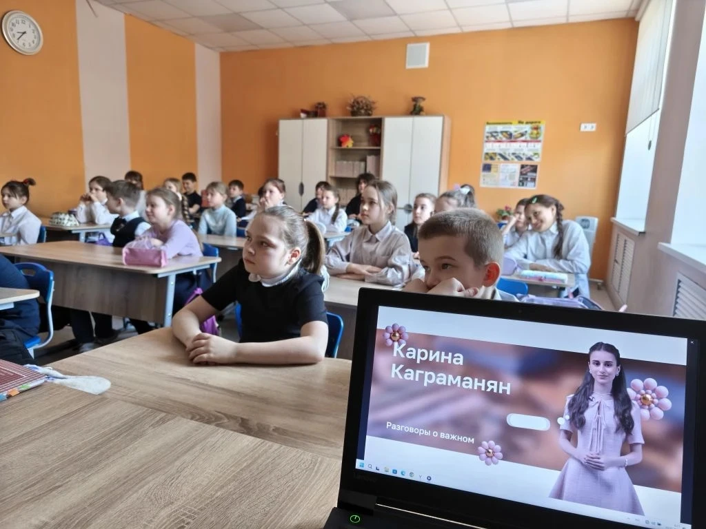 🇷🇺30.03.2026🇷🇺 РАЗГОВОРЫ О ВАЖНОМ   Понедельник в нашей гимназии  традиционно начался с торжественно