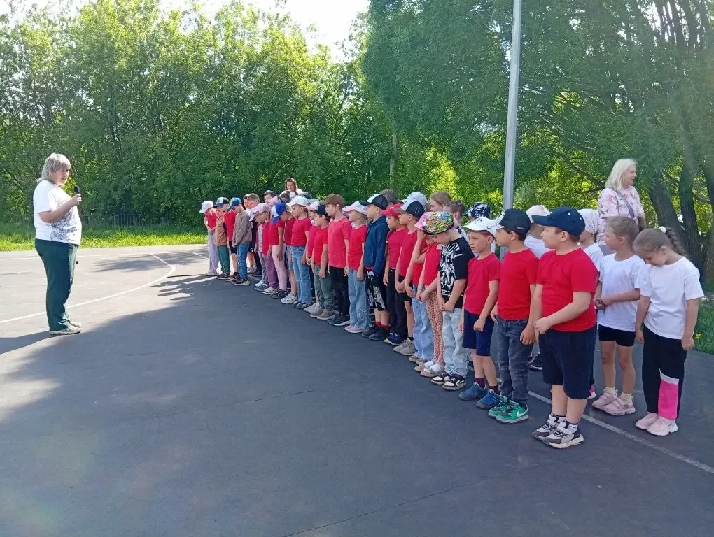 Сегодня шумно и весело было на школьном стадионе. Соревнования по спортивному ориентированию объедин