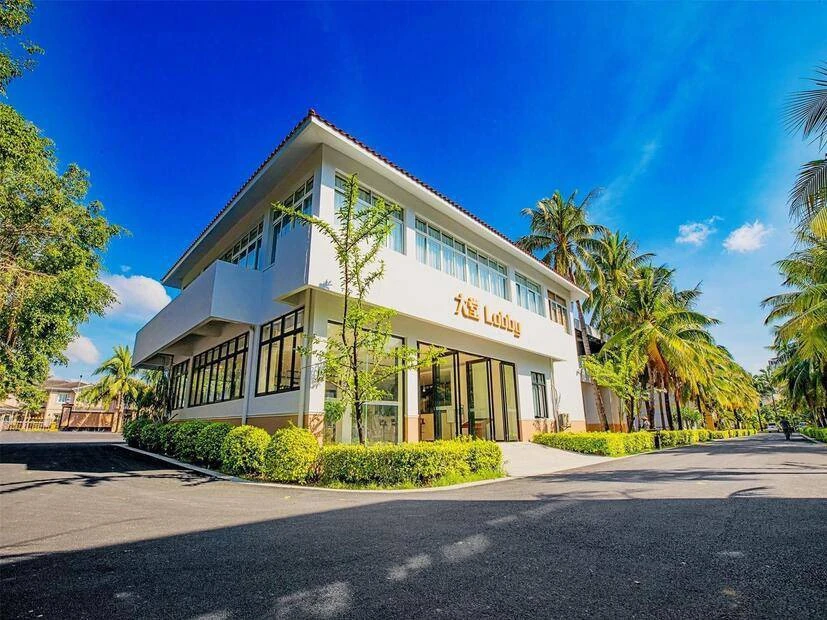 🇨🇳 Китай из Екатеринбурга 

📍Sanya Bihai Jinsha Hotel 3*

➡️ Отель состоит из 3-этажных вилл, уто