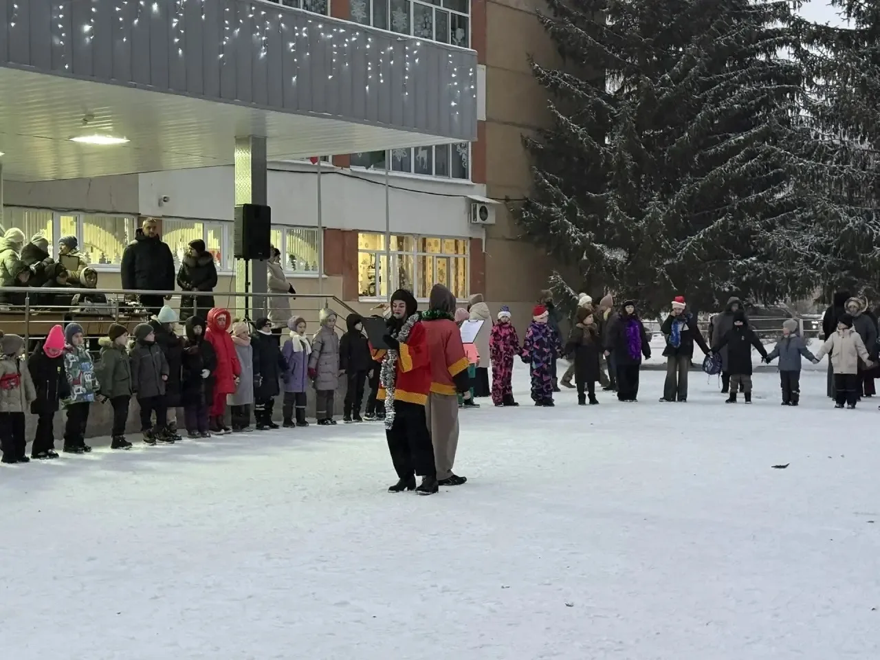 🎄✨ Сегодня во дворе нашей школы прошел настоящий новогодний праздник! 🎉  Жители микрорайона, взрослы