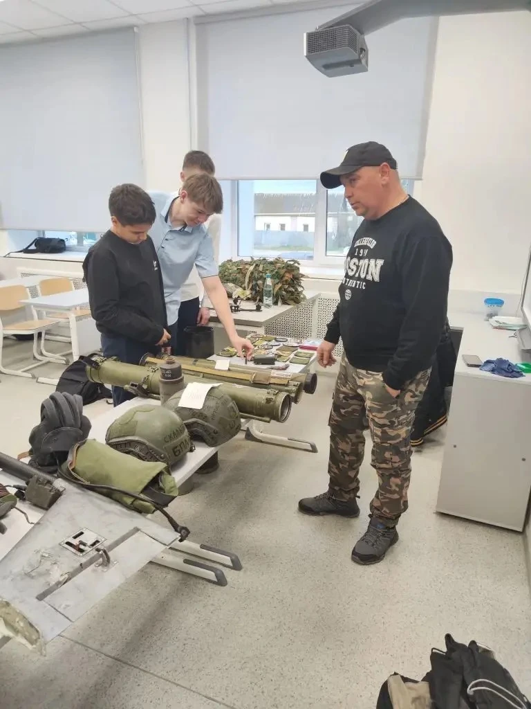 📍 В 8 «Б» классе прошёл «Урок мужества» с участием волонтёра группы «Жуки» — Станислава Викторовича 