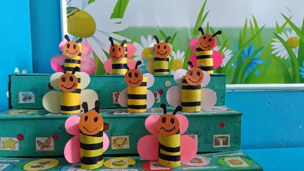 Улей на нашей полянке! 🐝🌸

В нашей средней группе было настоящее жужжание! Мы с ребятами провели т