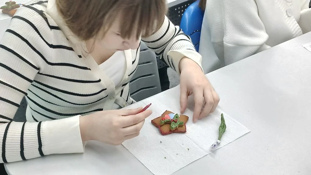 🍪 Сегодня в нашей школе прошел интересный мастер-класс по росписи пряников. В рамках акции «СВО — Сл