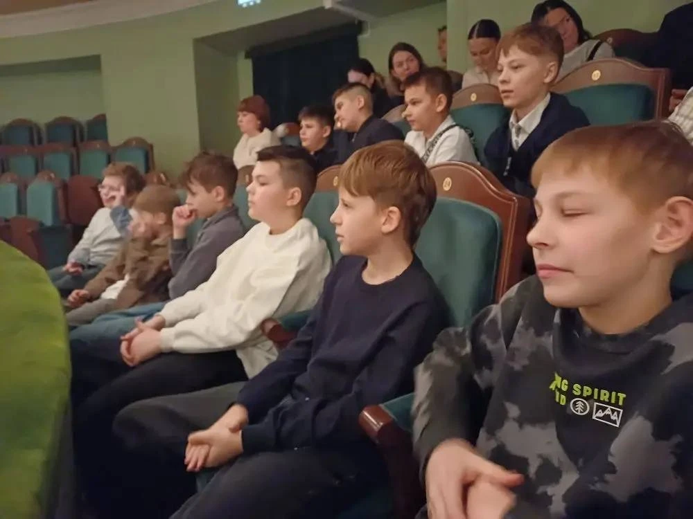 Любите ли вы театр?  🎭 Мы да! Поэтому сегодня театральные новости.  Наши пятиклассники посетили спек