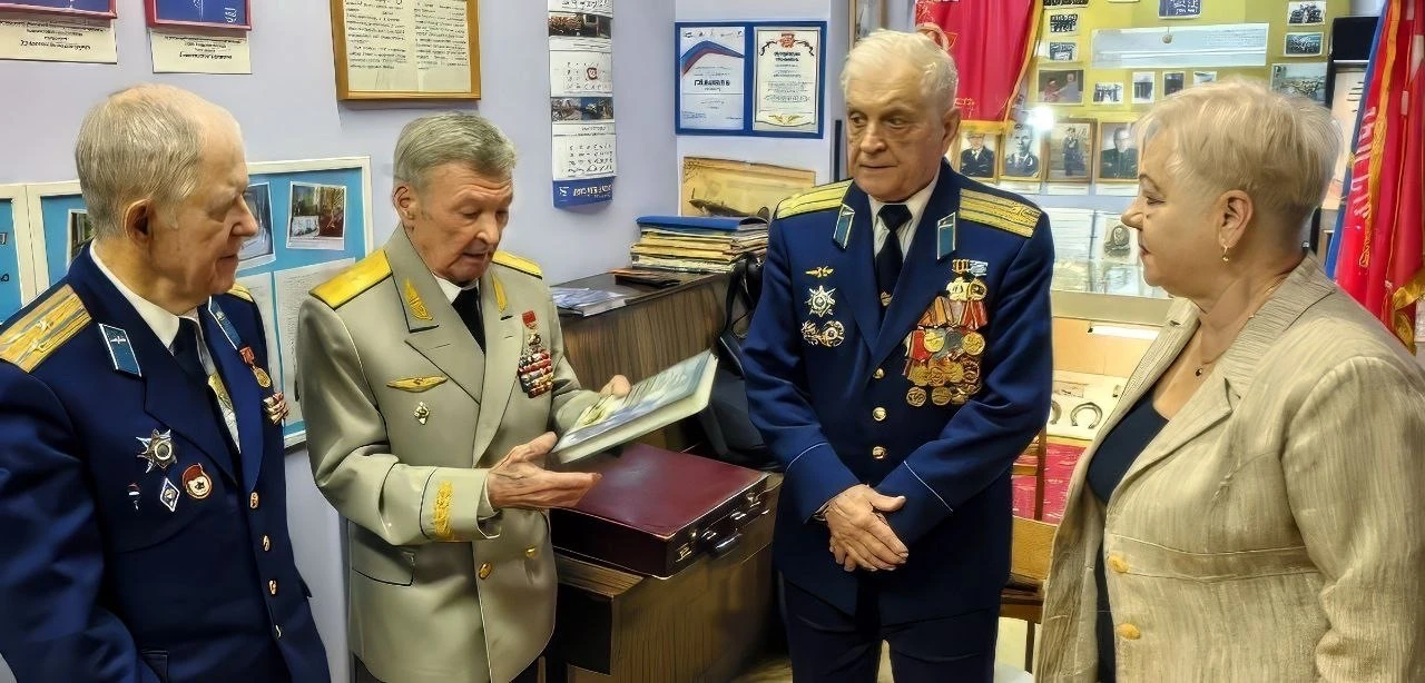 Группа ветеранов ВВС Московского военного округа посетила Кадетскую школу и музей «Сыны Отечества» -