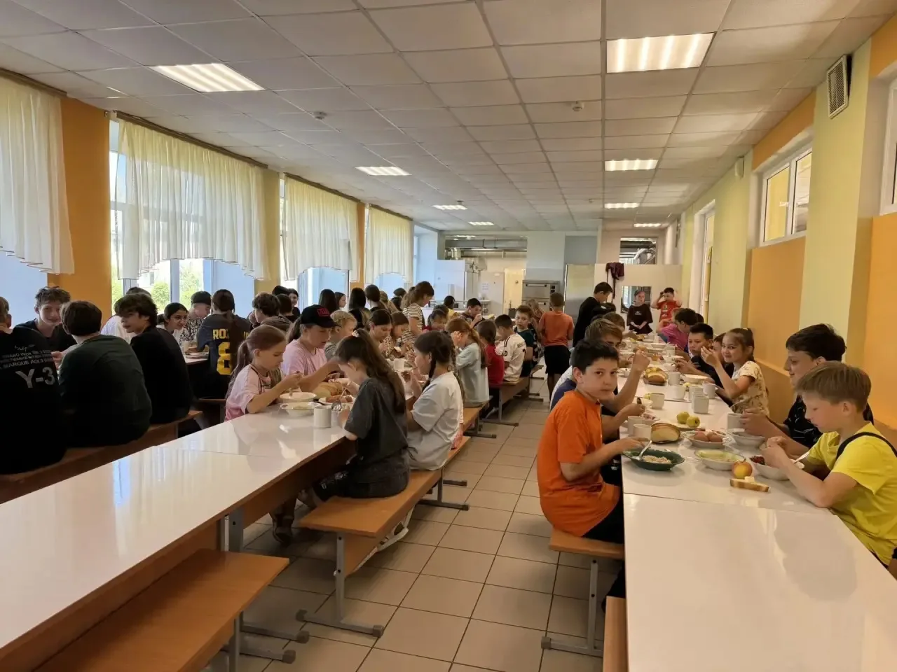 Утро в пришкольном лагере начинается  с аромата завтрака! 😋