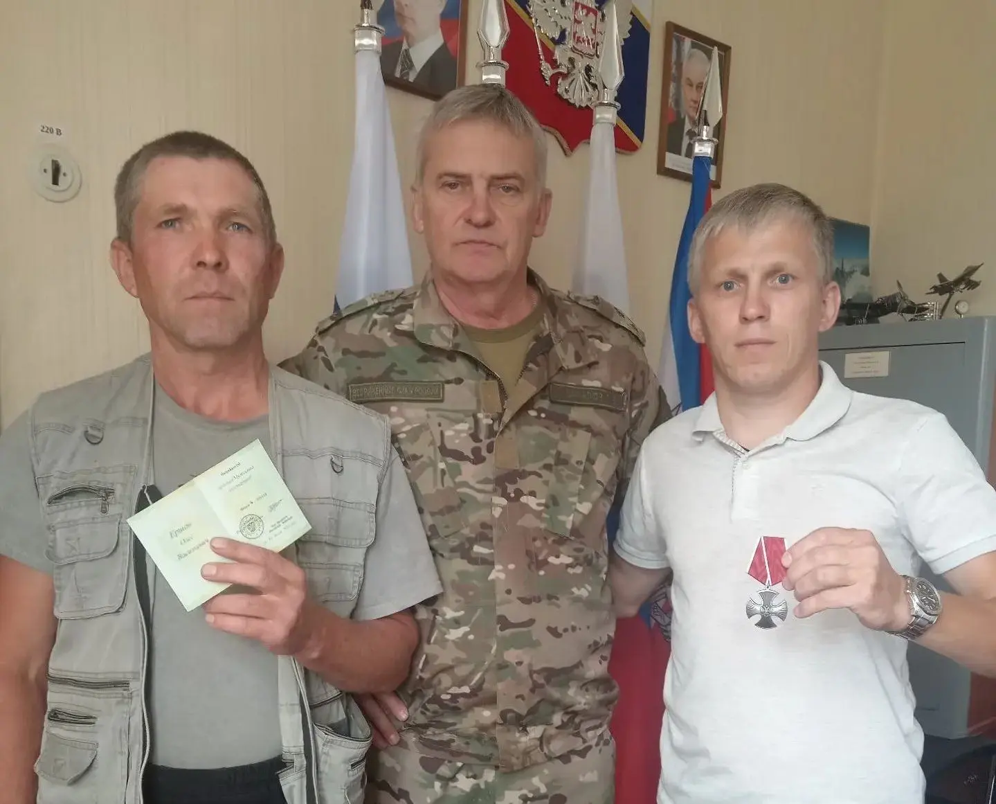 Братьям погибшего участника СВО из села Никольское Первомайского округа вручили орден М...