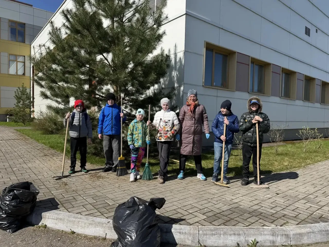 Субботник — добрая традиция и праздник труда!  Сегодня в нашей школе проходит всероссийский субботни