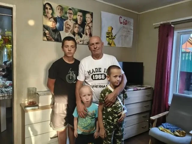 Савиновы Дмитрий , Ярослав и Виктор, участвуют в акции, посвященной Дню отца, где можно...