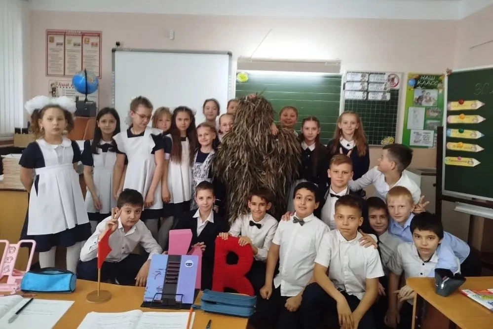 🇷🇺 В единстве — наша сила!  Ученики 4В класса приняли участие в важном и благородном деле — помогли 