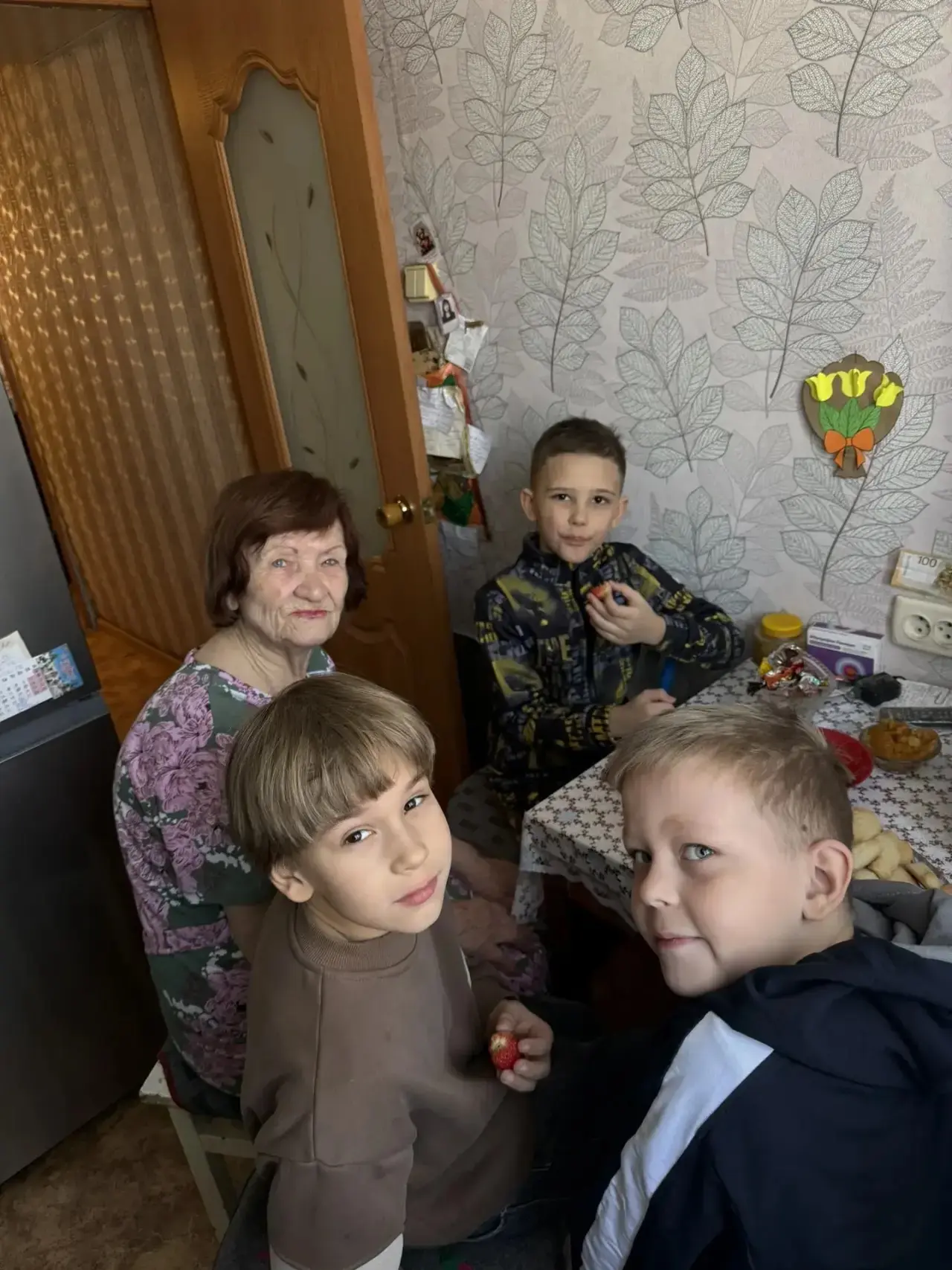 Учащиеся 2 Г класса поздравили ветерана педагогического труда Левину Валентину Ивановну