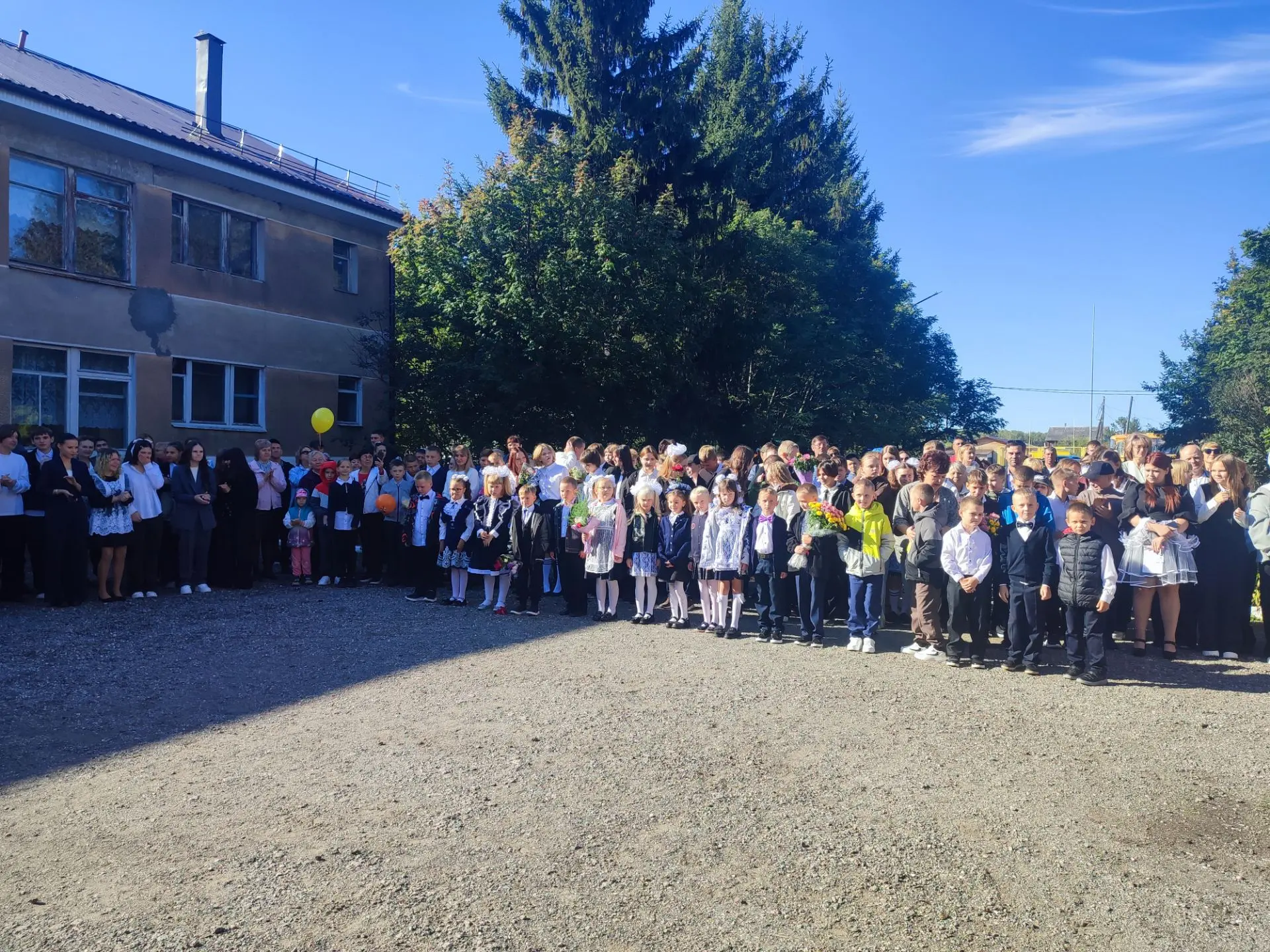 🔔💐Сегодня у крыльца нашей Сибирской средней общеобразовательной школы звучала музыка ...