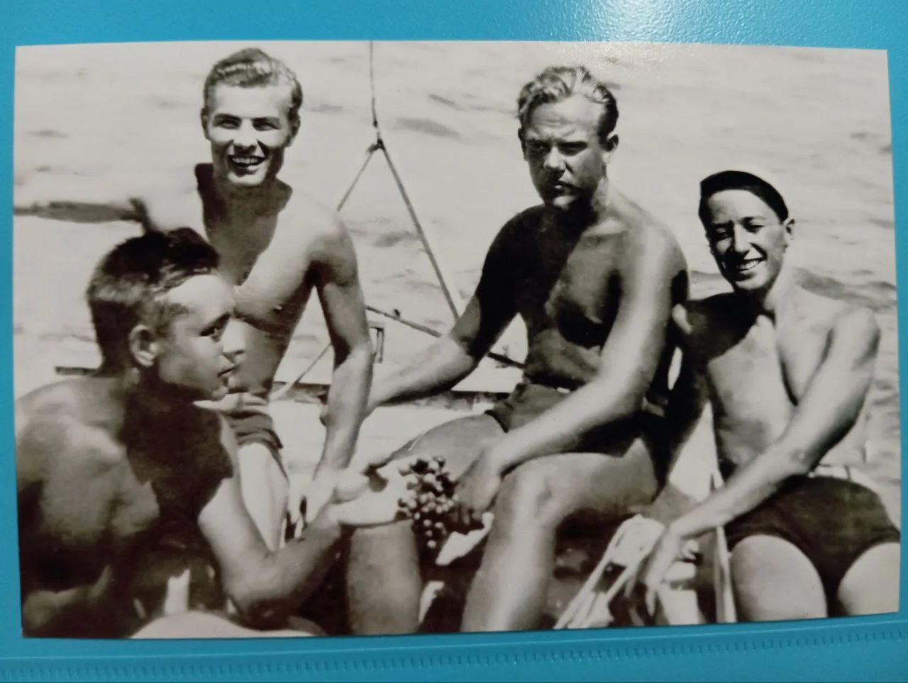 Прикладываю его юношескую фотографию. В группе подростков Вадим второй слева. И обратите внимание на