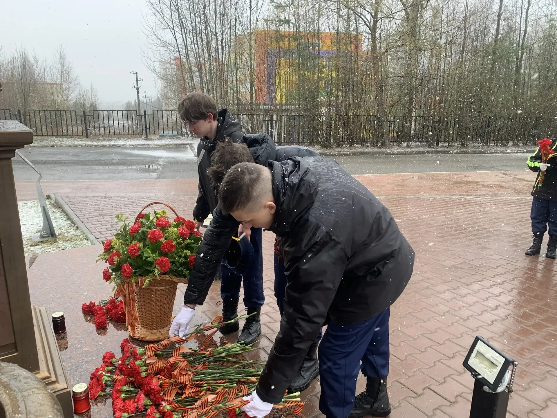 🌹🌹🌹9 мая учащиеся 7в кадетского класса вместе со своим классным руководителем Калашниковым Андреем В