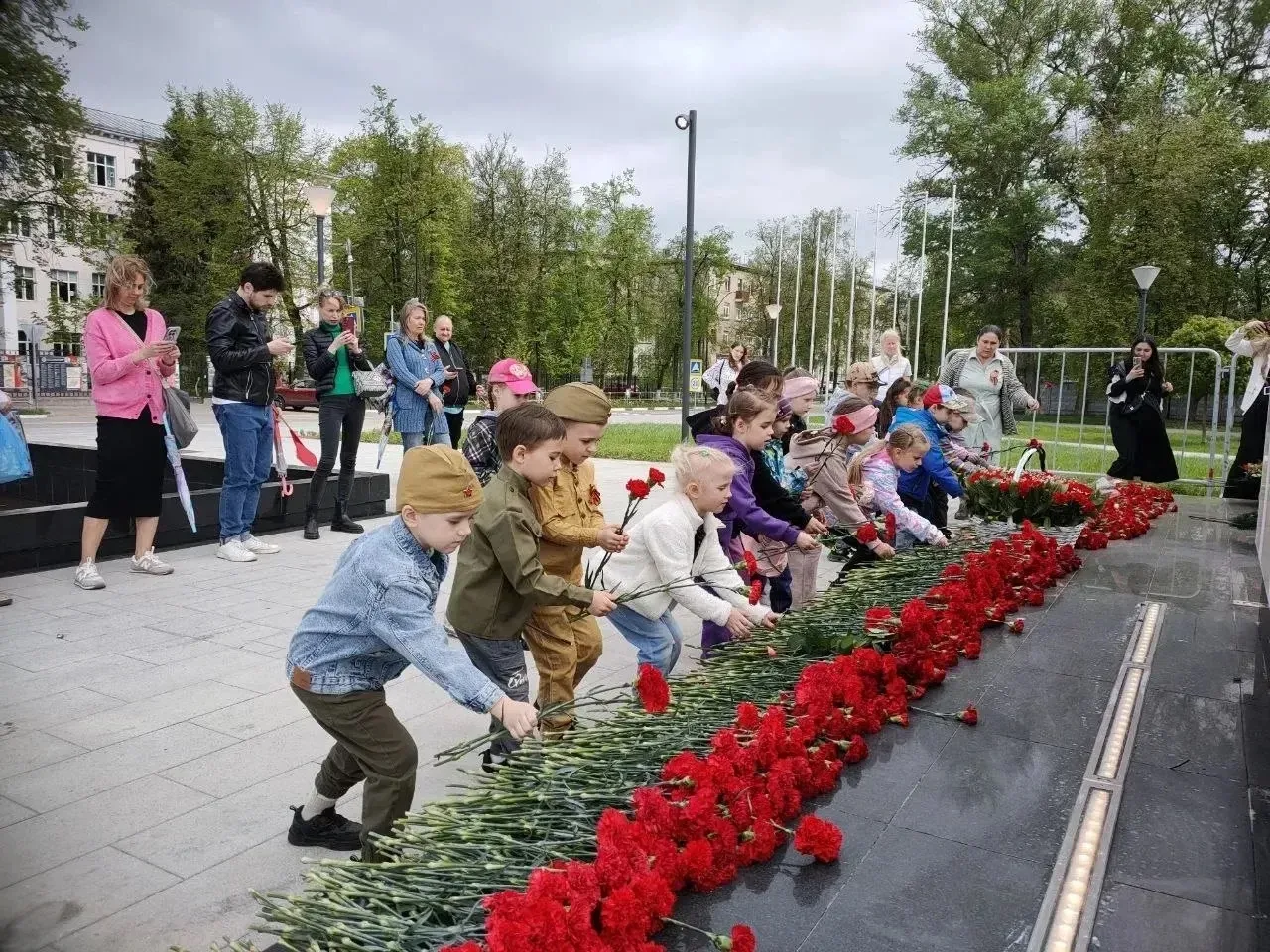 Воспитанники дошкольного отделения возложили цветы к вечному огню, памяти павших в Великой Отечестве