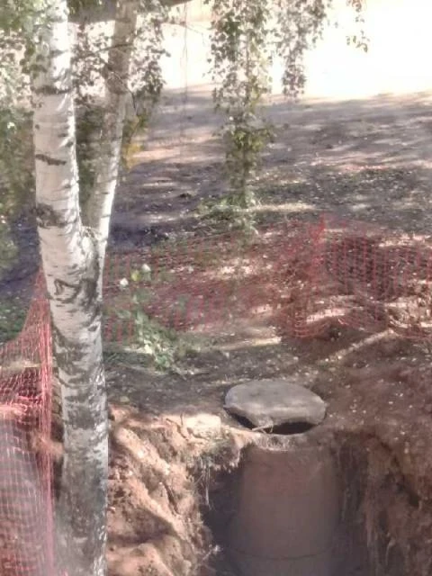 - На прилежащей к дому территории г. Елабуга, пр-кт Мира д. 16 (газоне) крышка канализа...