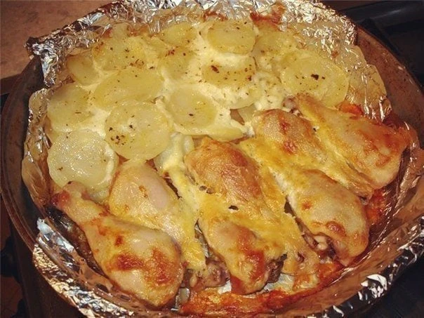 🥣 Куриные ножки с картофелем — ароматный ужин без хлопот 🍗🥔  🔖 Ингредиенты:  Куриные ножки — по коли