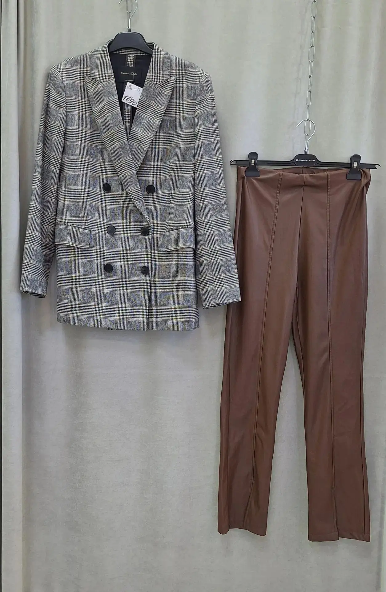 🪶 Пиджак от бренда Massimo Dutti, прямого кроя, выполнен в классическую клетку, имеет ...