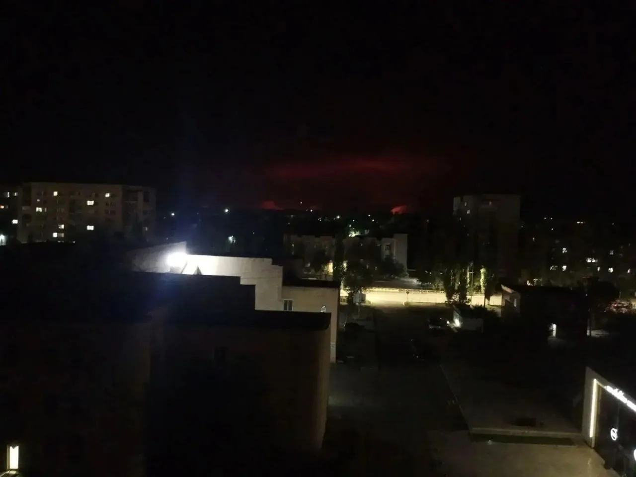 Тем временем огонь видно в Ясном

Кадр был сделан с 9 этажа многоэтажного дома.

Об этом рассказали 