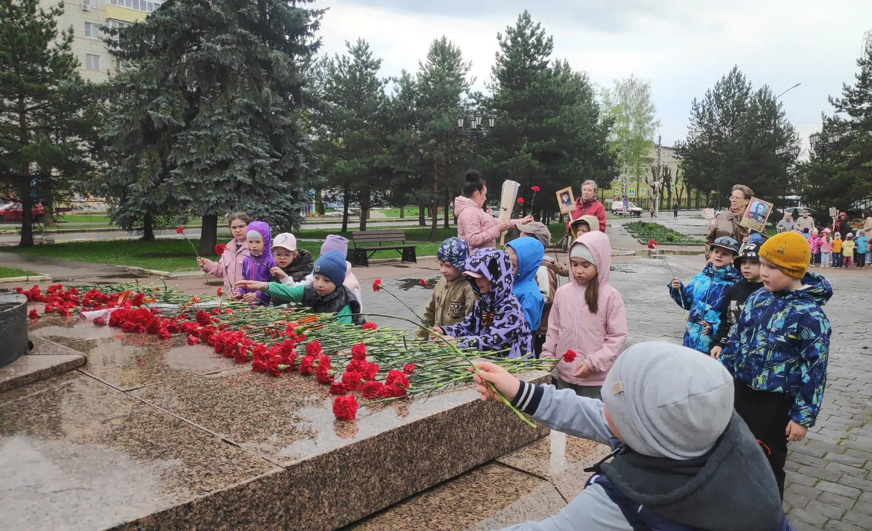 Возложение цветов к памятнику Труженикам тыла. Тем, кто каждым днём приближал Победу — ...