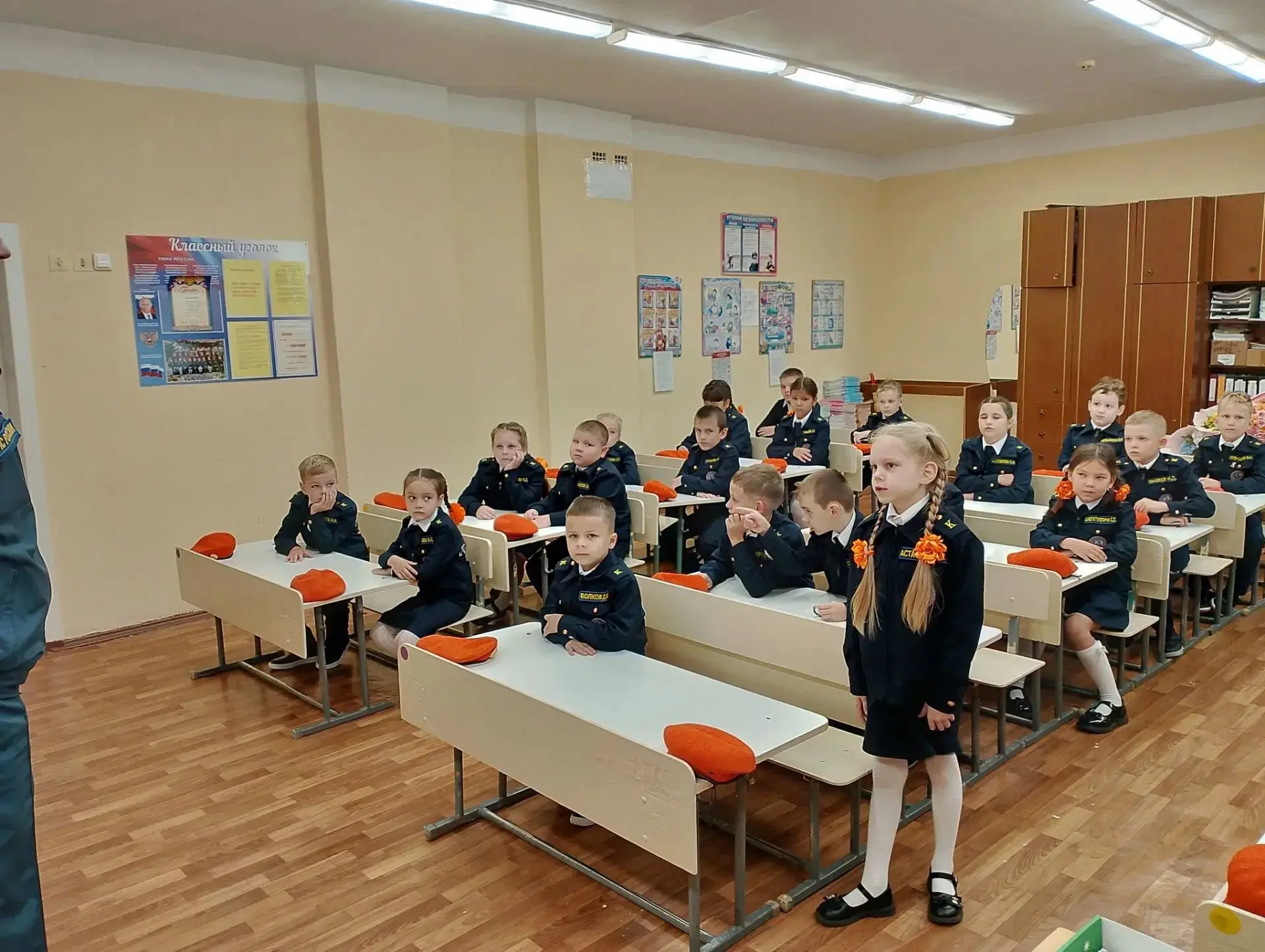 1 сентября в кадетском 2 Б классе Всероссийский урок безопасности провел преподаватель ...