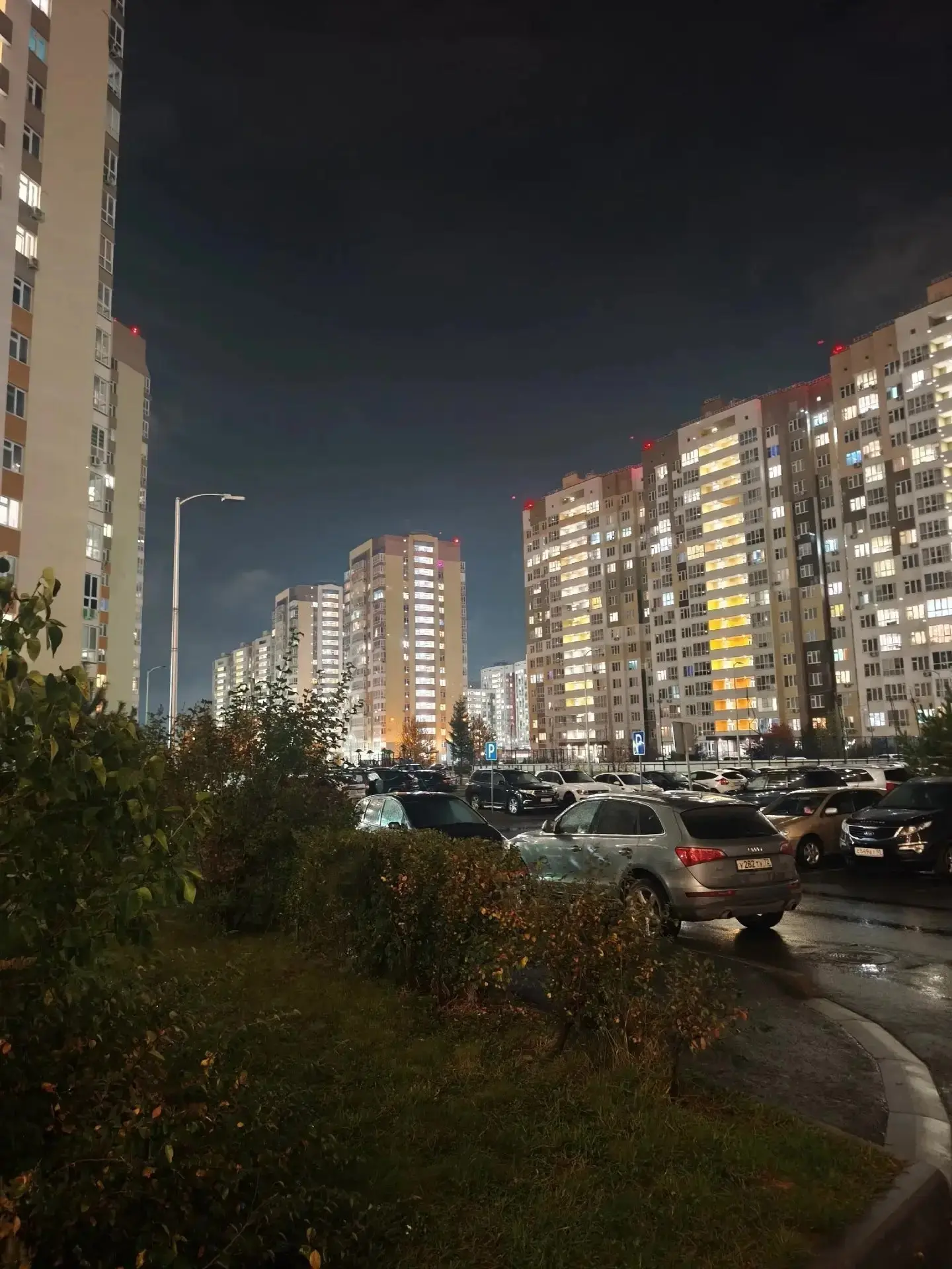 Освещение на улице Александры Протозановой вновь отключилось.