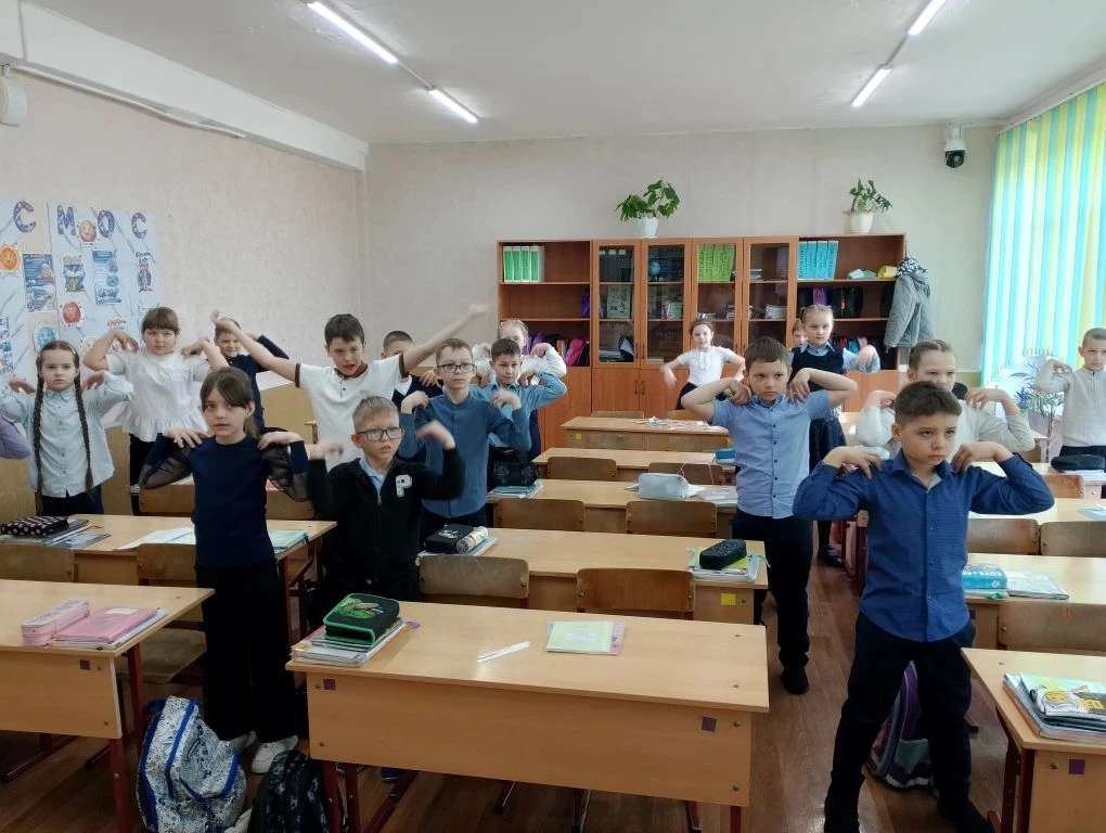 Физминутки  📍В 2"А" классе Галковская И. Г., классный руководитель, проводит физминутки в рамках про
