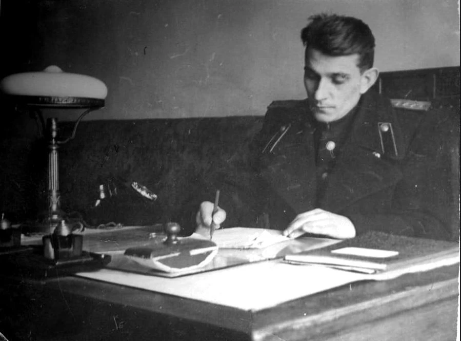 ЛЕТОМ 1941 ГОДА ИВАН ФЕДОРОВИЧ РЯБКО-СТУДЕНТ III KУРСА ГЕОЛОГИЧЕСКОГО ФАКУЛЬTETA РГУ БЫ...