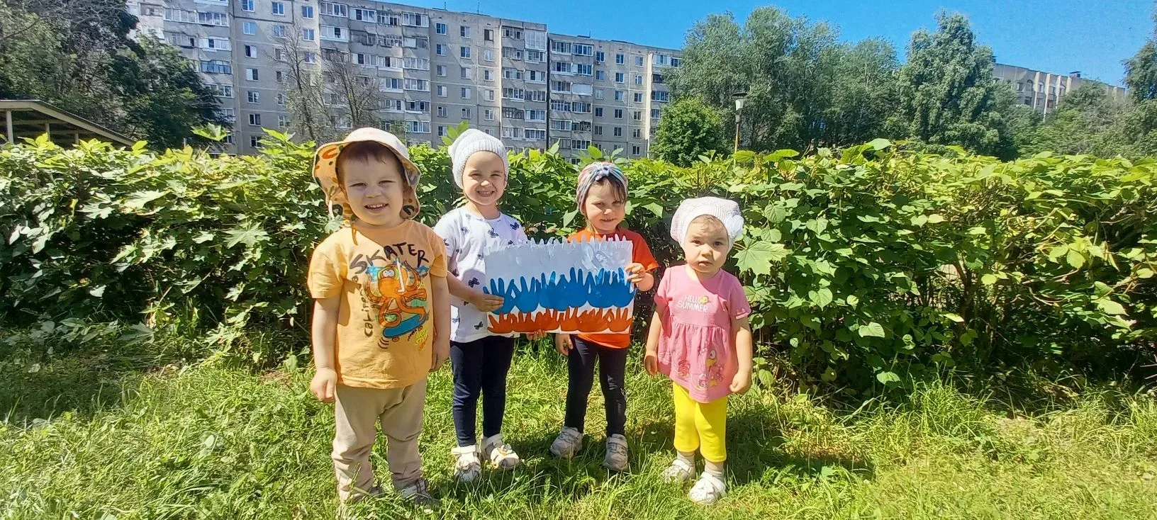В рамках празднования Дня России наши самые маленькие воспитанники познакомились с символикой, с фла