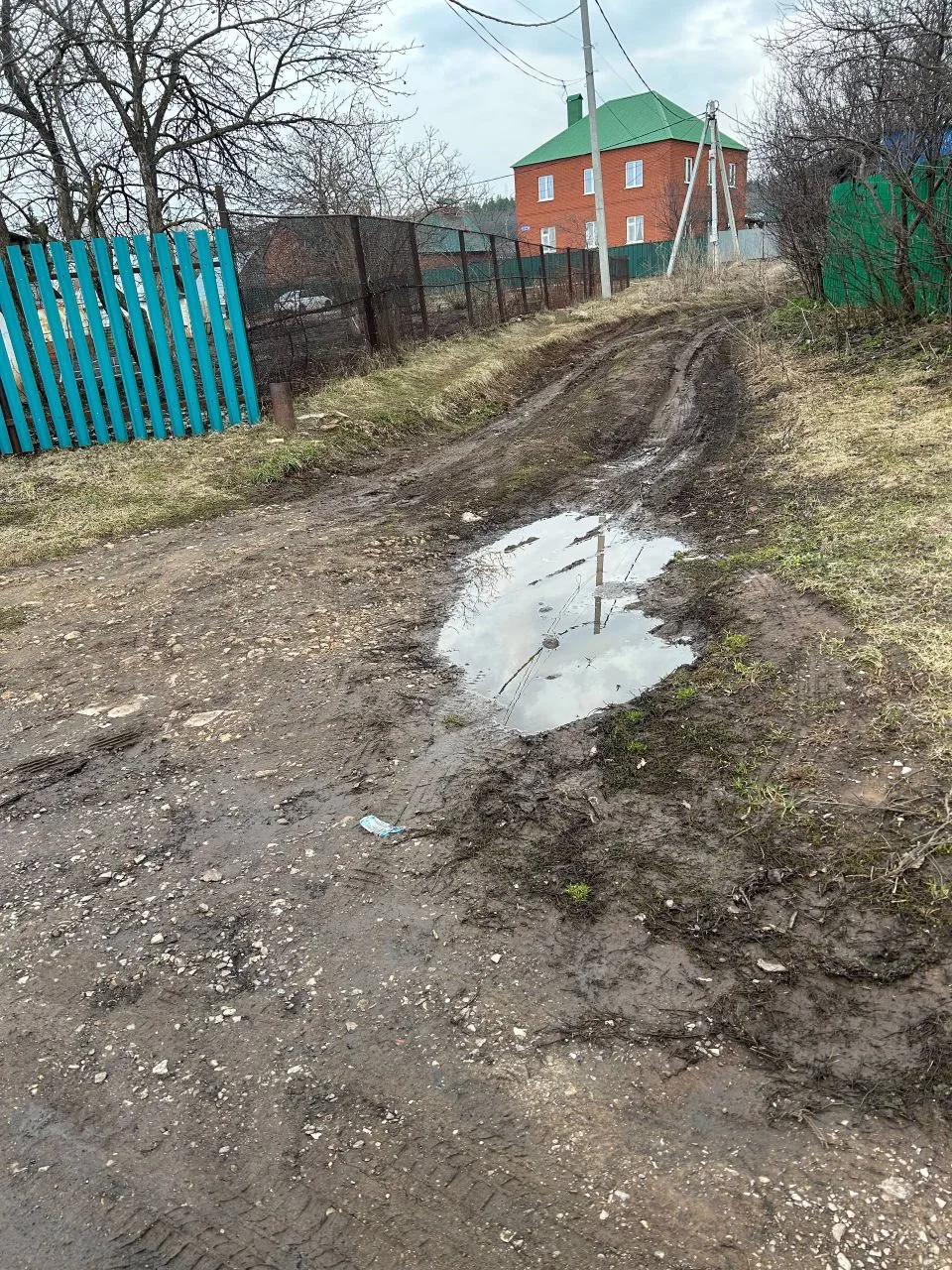 😱 Жители улицы Халикова жалуются на отсутствие дороги. Включать улицу в план ремонта отказываются, в