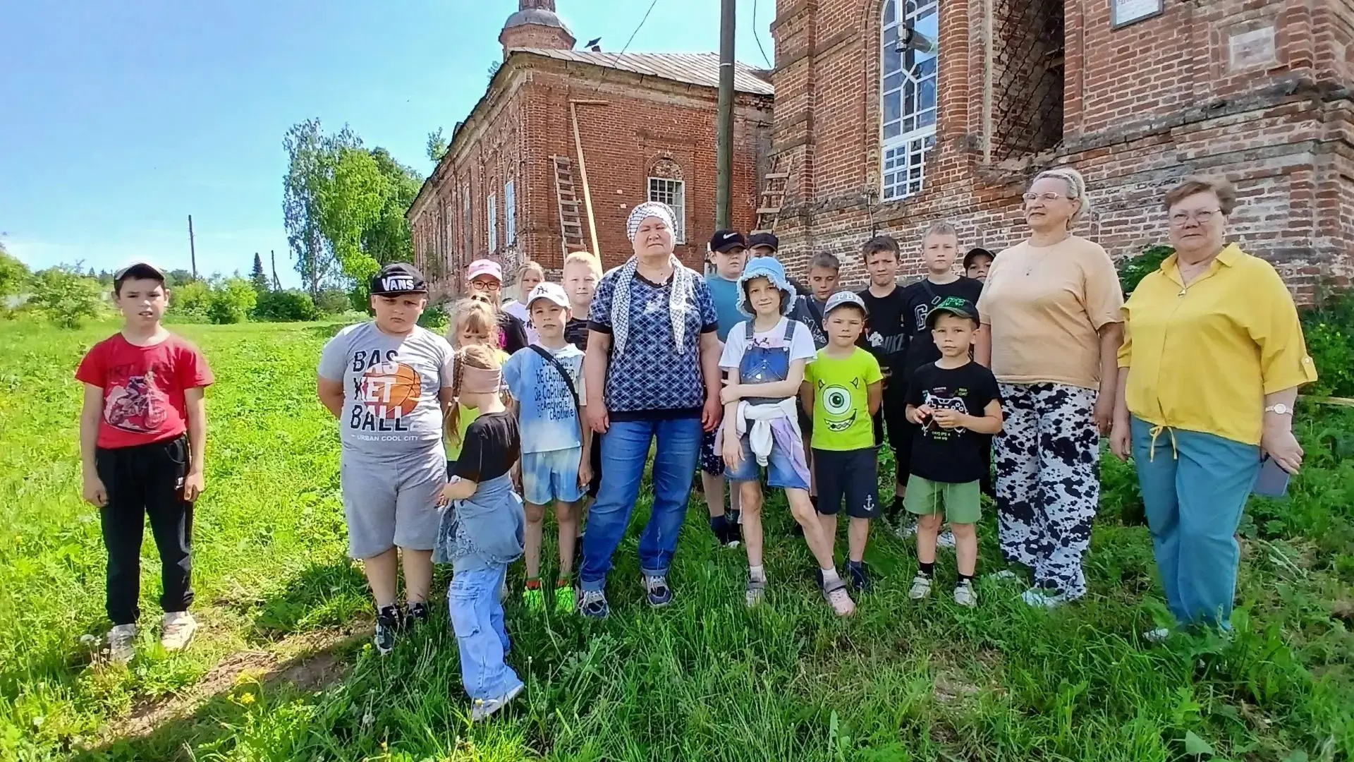 День России в «Маленькой стране».
Если скажут слово «Родина»,
 Сразу в памяти встаёт
Старый дом, в с