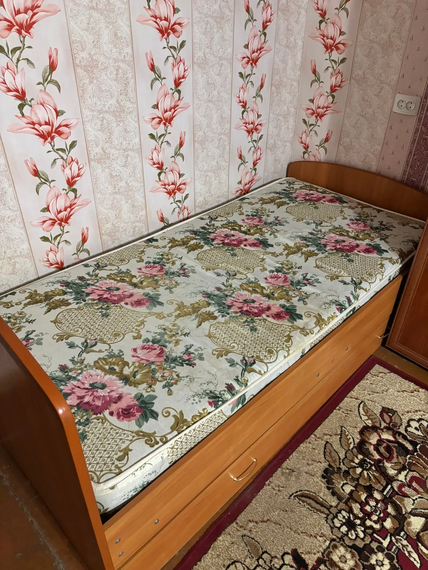 Продам односпальную кровать 200х100 с матрасом 2т. По вопросам звоните +79105383700