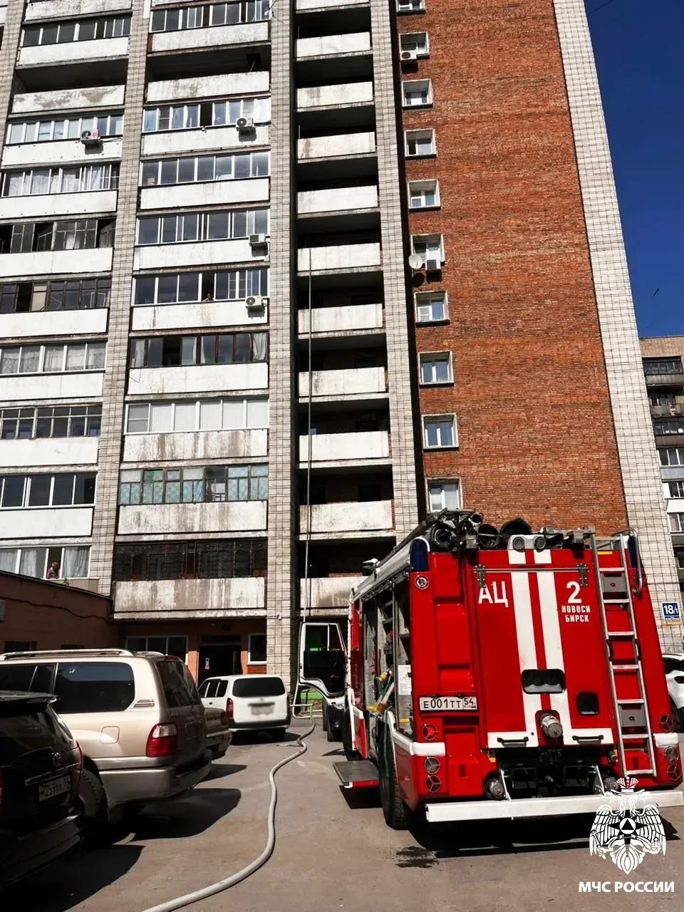 🔥 В Новосибирске пожарные спасли женщину из горящей квартиры на Челюскинцев